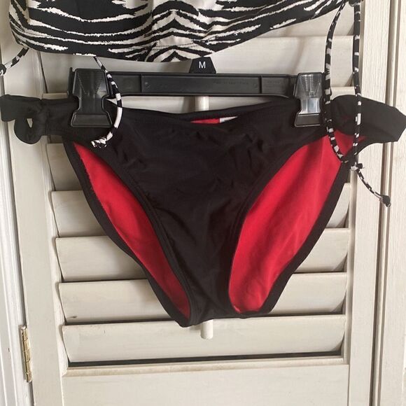 Love your assets by Sara Blakely-Spanx Top (M) & Arizona bottoms (L). NWOT. - Picture 3 of 5